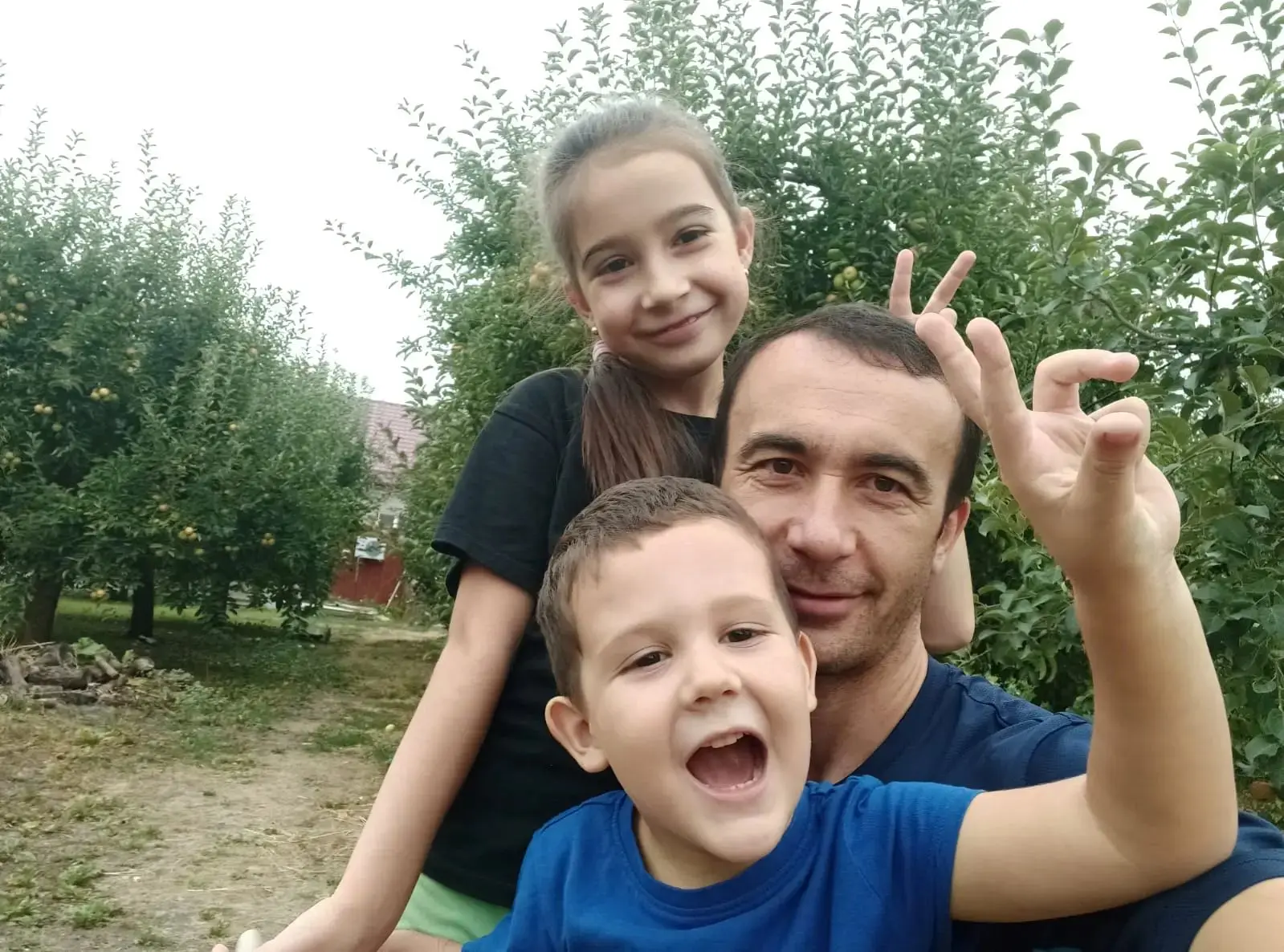 Я горжусь своим папой. Он мудрый,высокий и красивый. Папа очень сильный и вежливый. Пап...