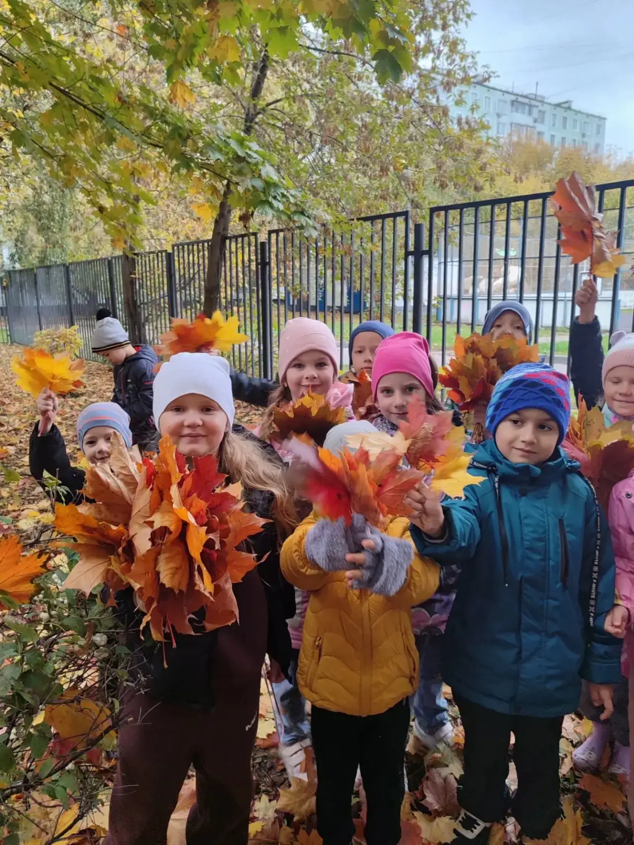 🍂 Золотая осень и добрые игры: яркая прогулка в «Родничке»!