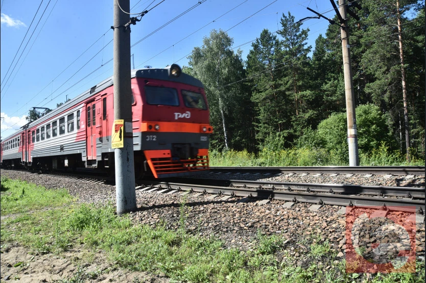 Под Новосибирском под колесами поезда погибла 47-летняя женщина
