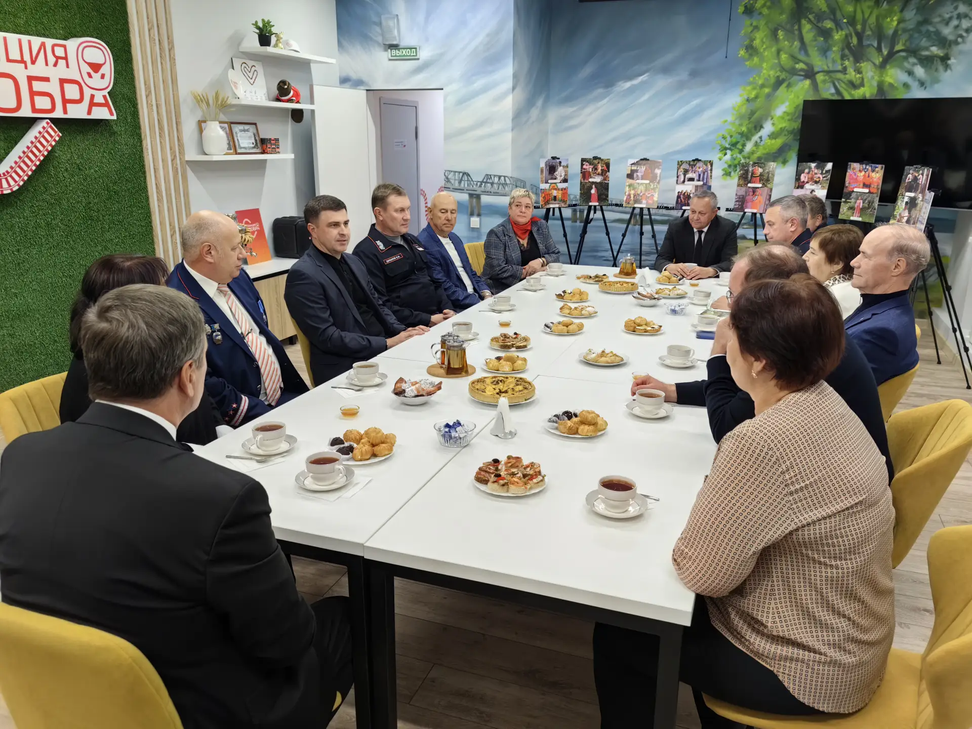 💫 Начальник Западно-Сибирской железной дороги Евгений Вейде (на снимке в центре слева)...