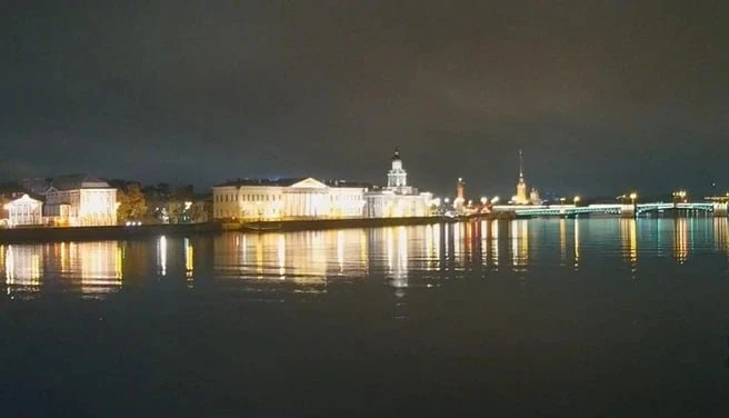 Петербург под облачным одеяло. По прогнозу, к этому добавится умеренный дождь. Температ...