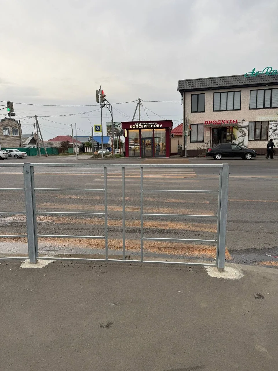 Псыж. Ост. чайная. Вопрос к дорожникам и кто устанавливал ограждение: как у вас со зрен...