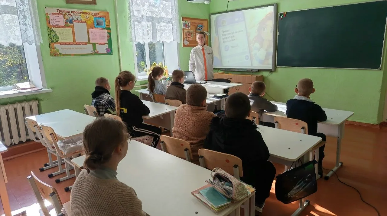 В школе п. Свх. им. Льва Толстого состоялось занятие цикла «Разговоры о важном», которо...