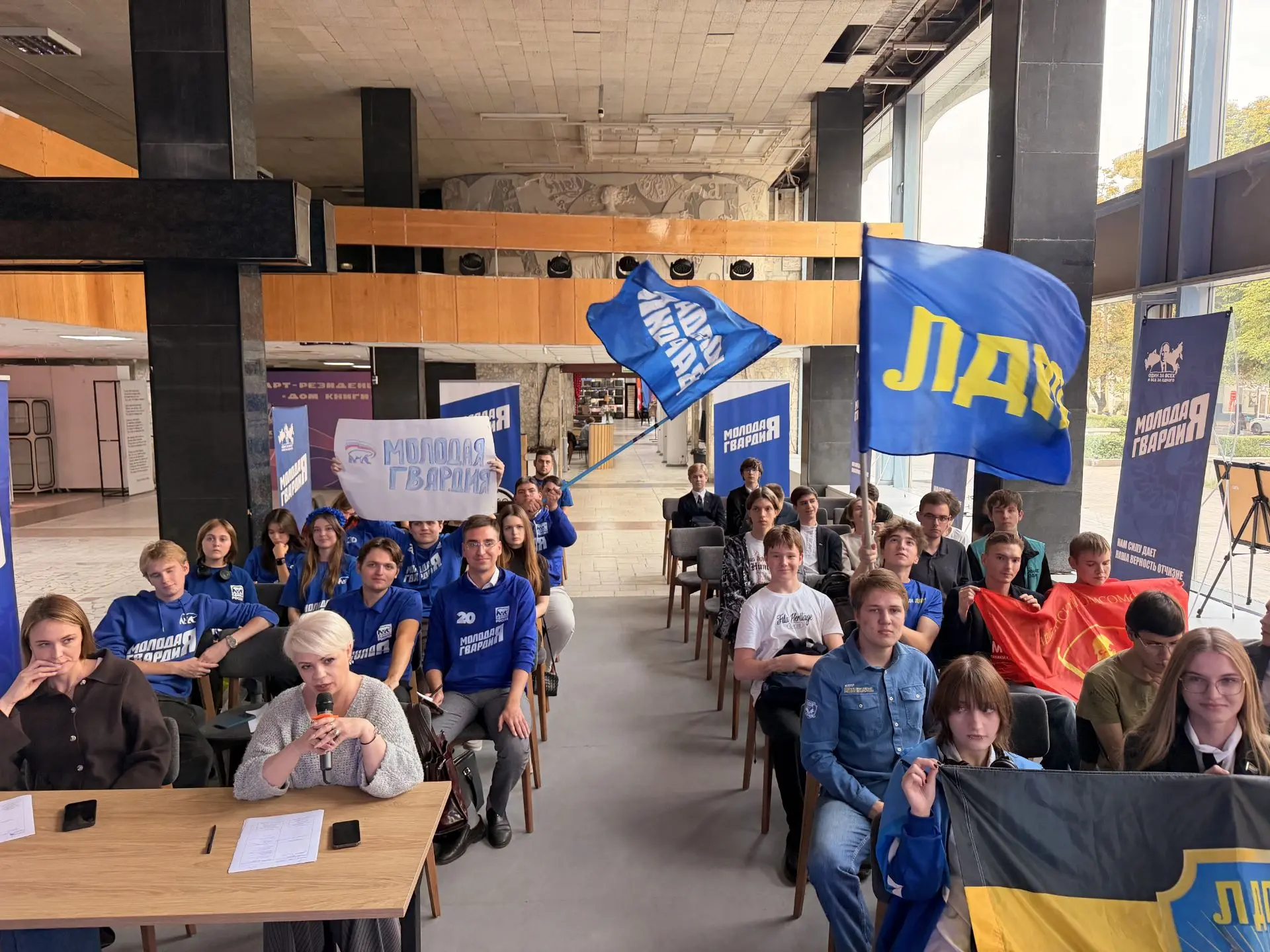 Молодогвардейцы одержали победу в турнире межпартийных дебатов