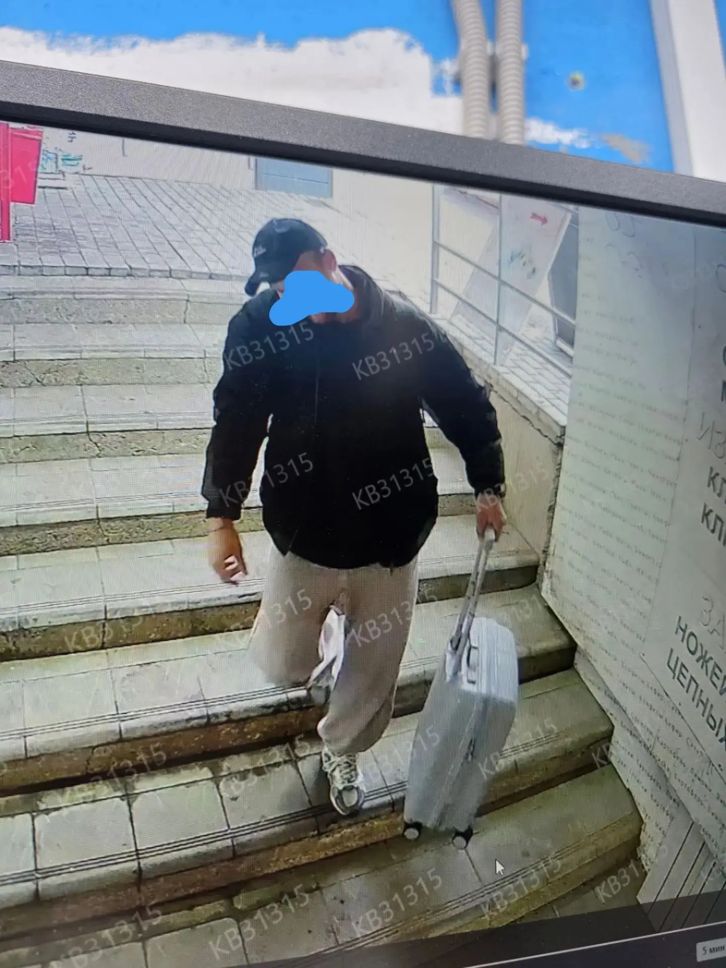 "Здравствуйте, этот молодой человек забыл чемодан свой в магазине Красное и белое по ад...