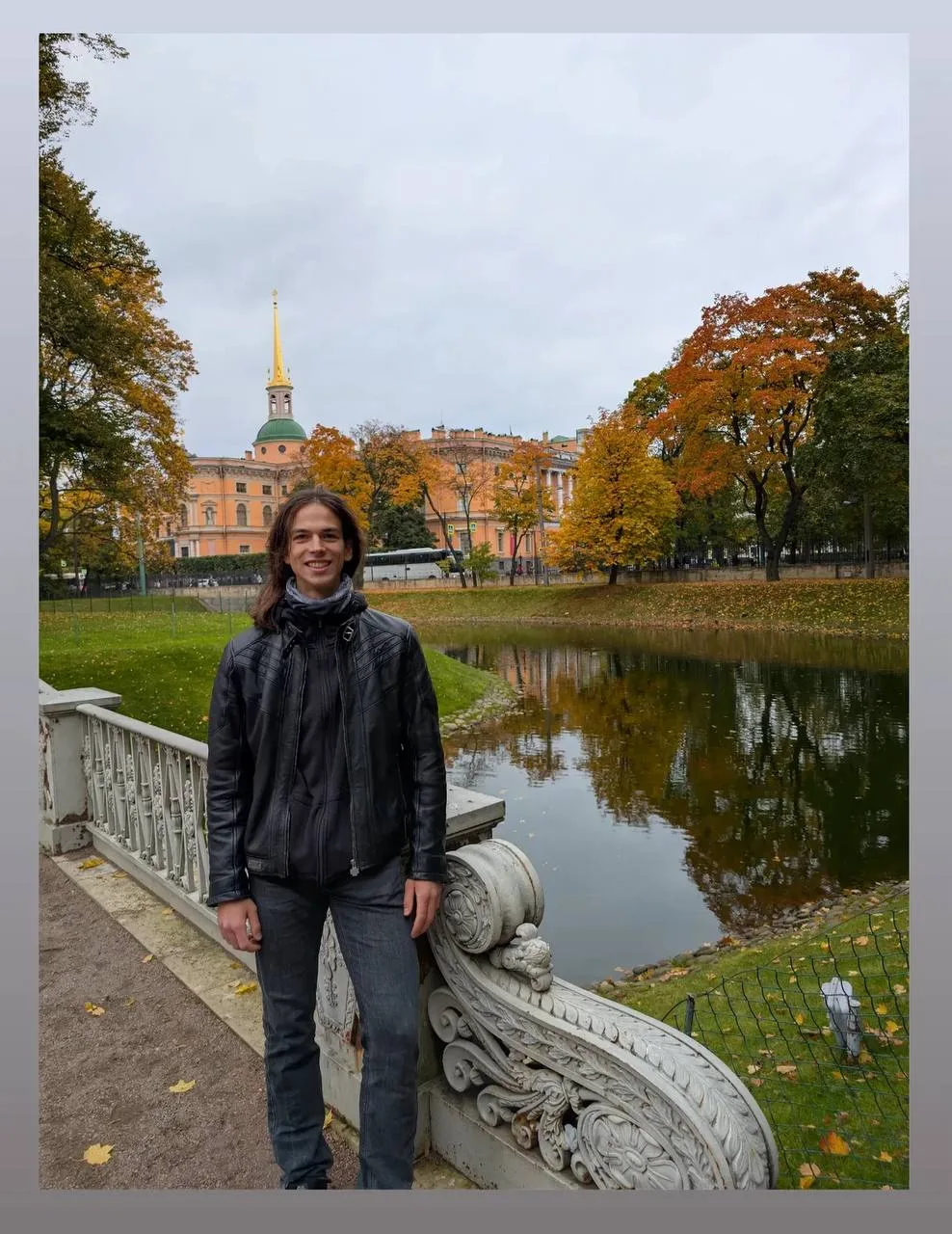 Петр Гуменник в осеннем Петербурге