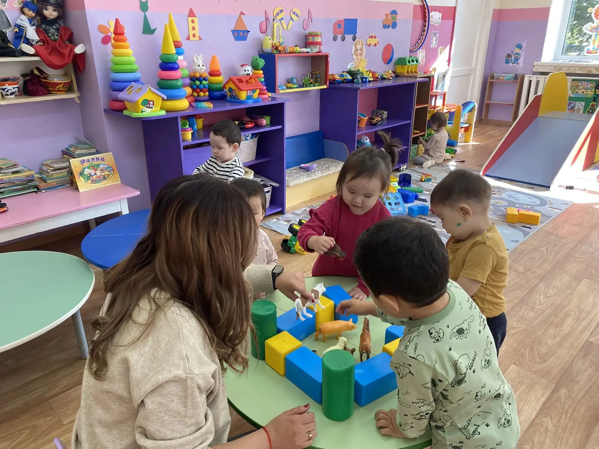«Наши малыши сегодня настоящие строители! 🧱 На занятии они дружно строили загон для жи...