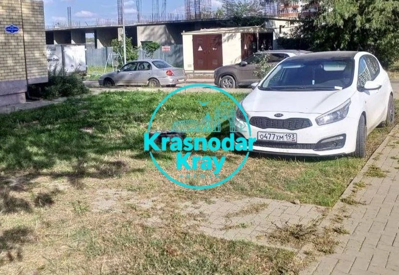 🚗 В Краснодаре строители превратили газон в городскую парковку