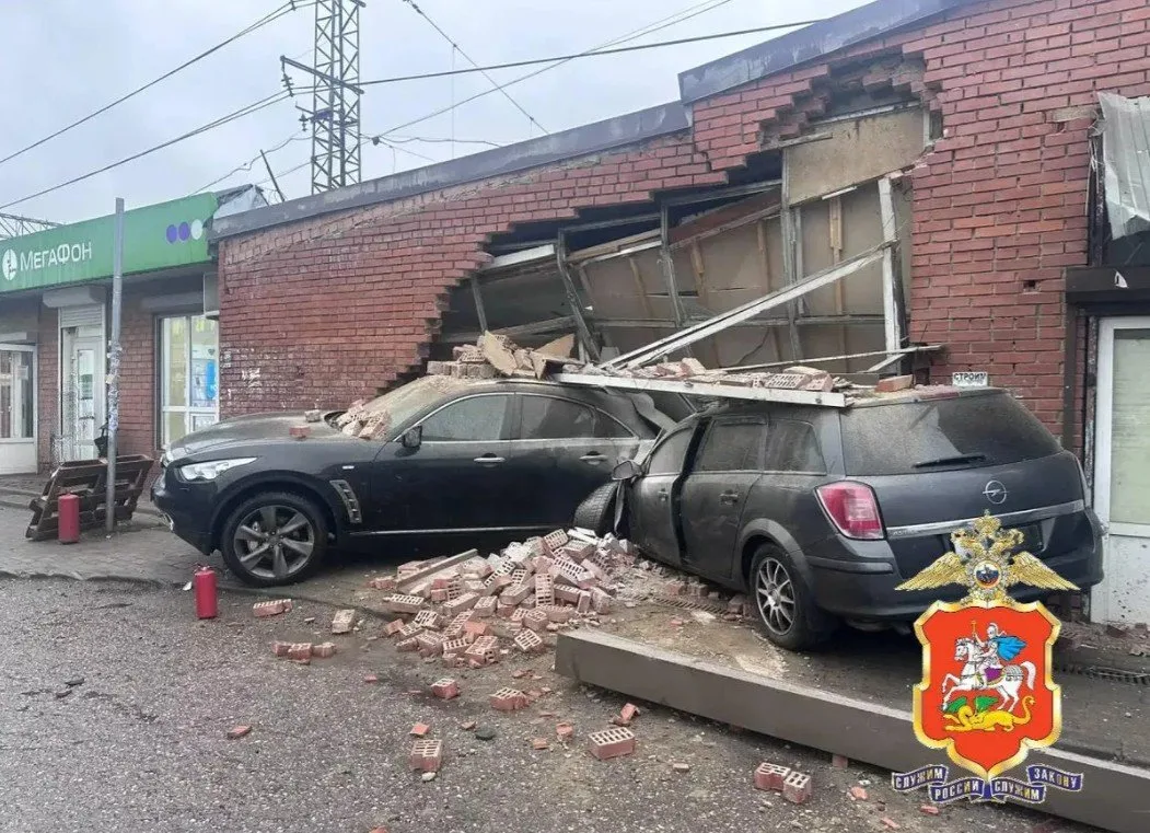 В Одинцово водитель автомобиля Opel врезался в Infinity, а затем въехал в здание магазина