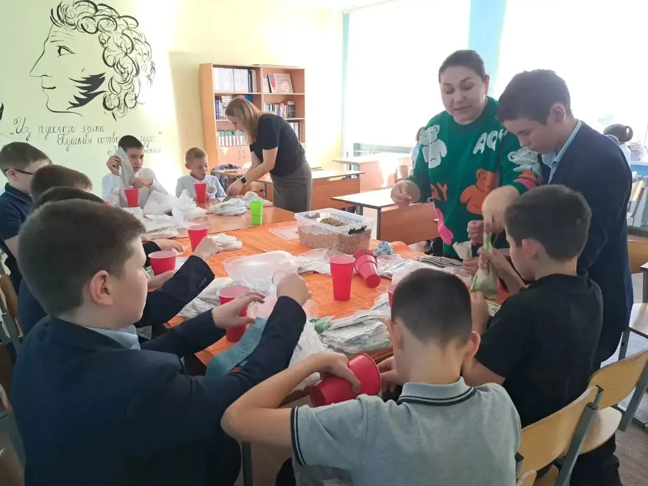 🇷🇺Мензелинские школьники подготовили подарки для бойцов СВО