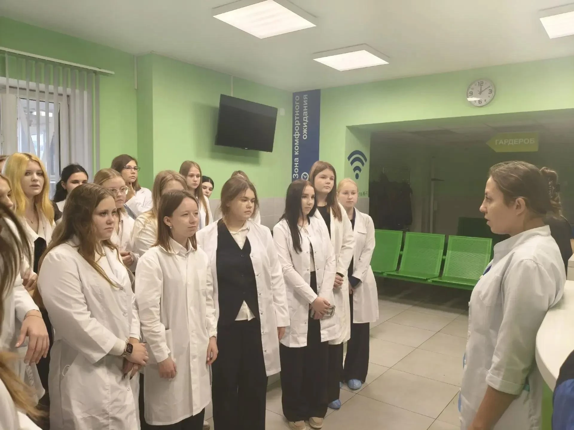 Курские школьники знакомятся с работой областной больницы