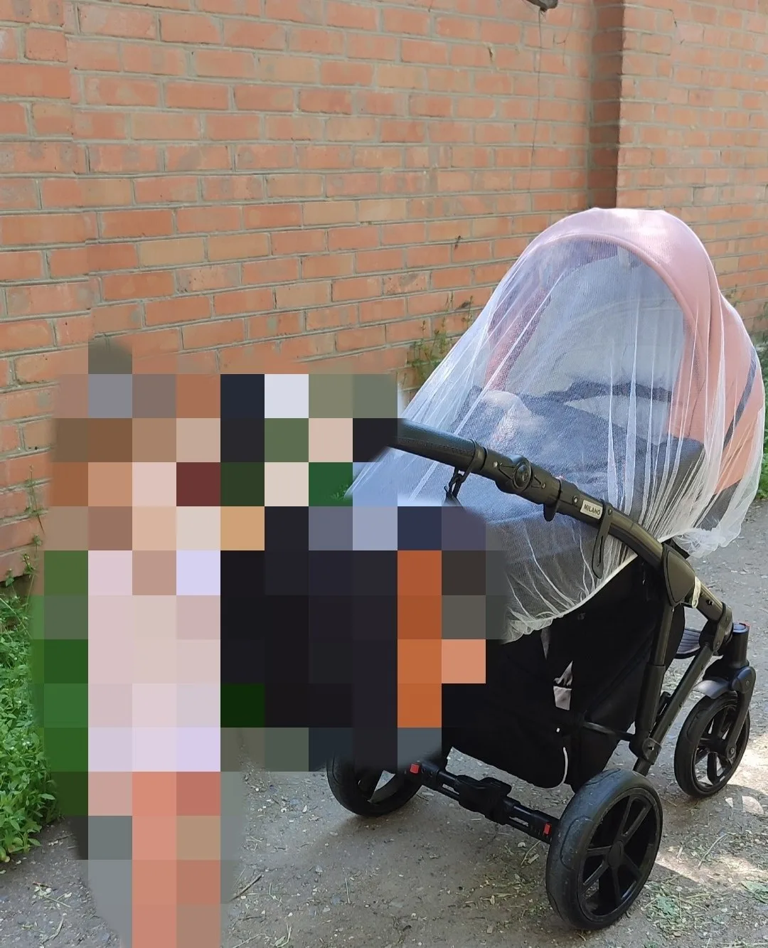 Отдам даром коляску 3в1, потрескался и отшелушивается кожзам.