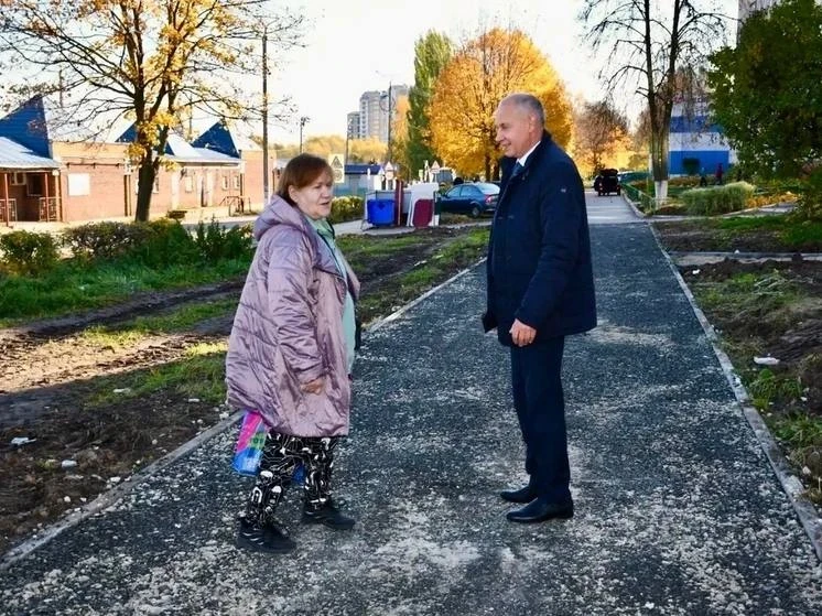 🚧 В Новочебоксарске ремонтируют тротуар на Семёнова