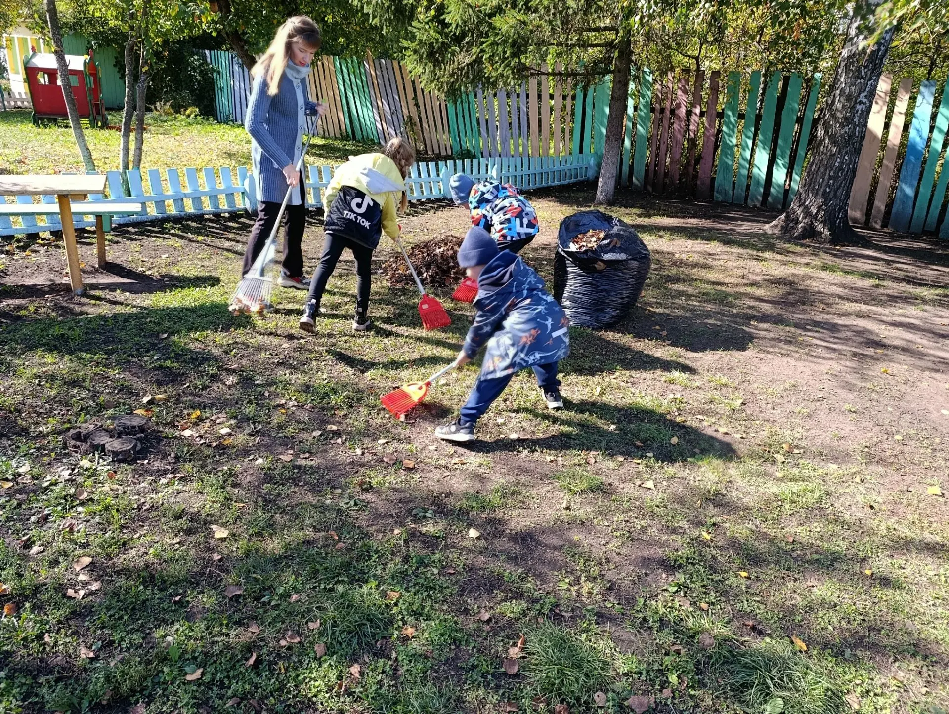 🧹🍁🍂Трудовая деятельность детей на прогулке "Мы листочки убираем"🍂🍁🧹