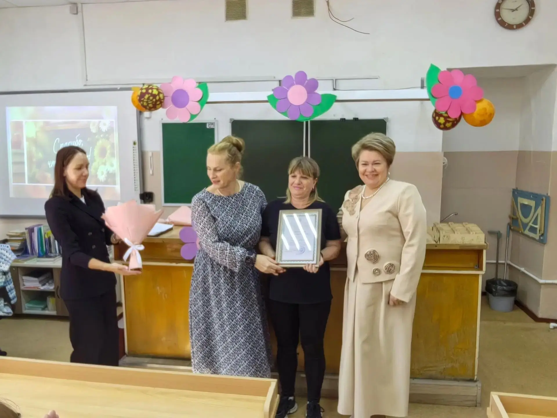 🎉 В День учителя сотрудникам нашей школы вручили заслуженные награды. Их труд, талант ...