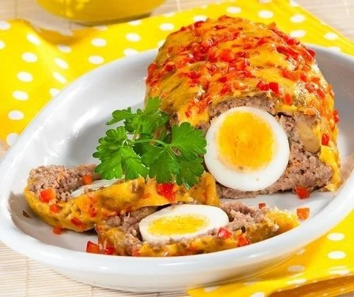 Праздничный рулет с яйцом под нежной сырной корочкой