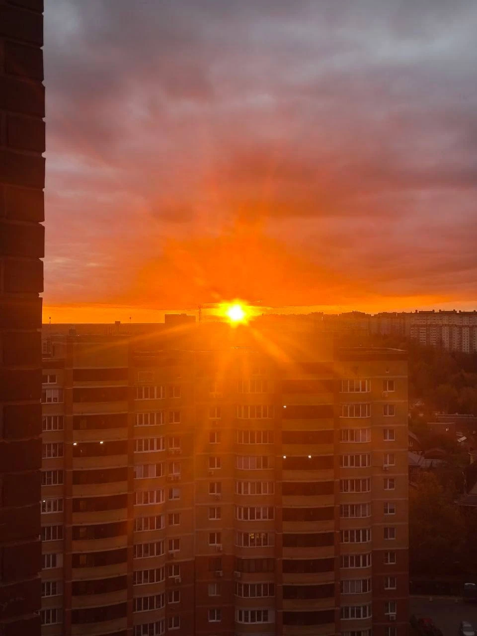 Огненный закат порадовал сегодня москвичей.
