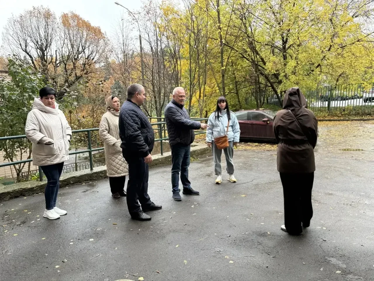 Поводом для встречи в рамках Срочной выездной администрации у дома 53 стали актуальные ...