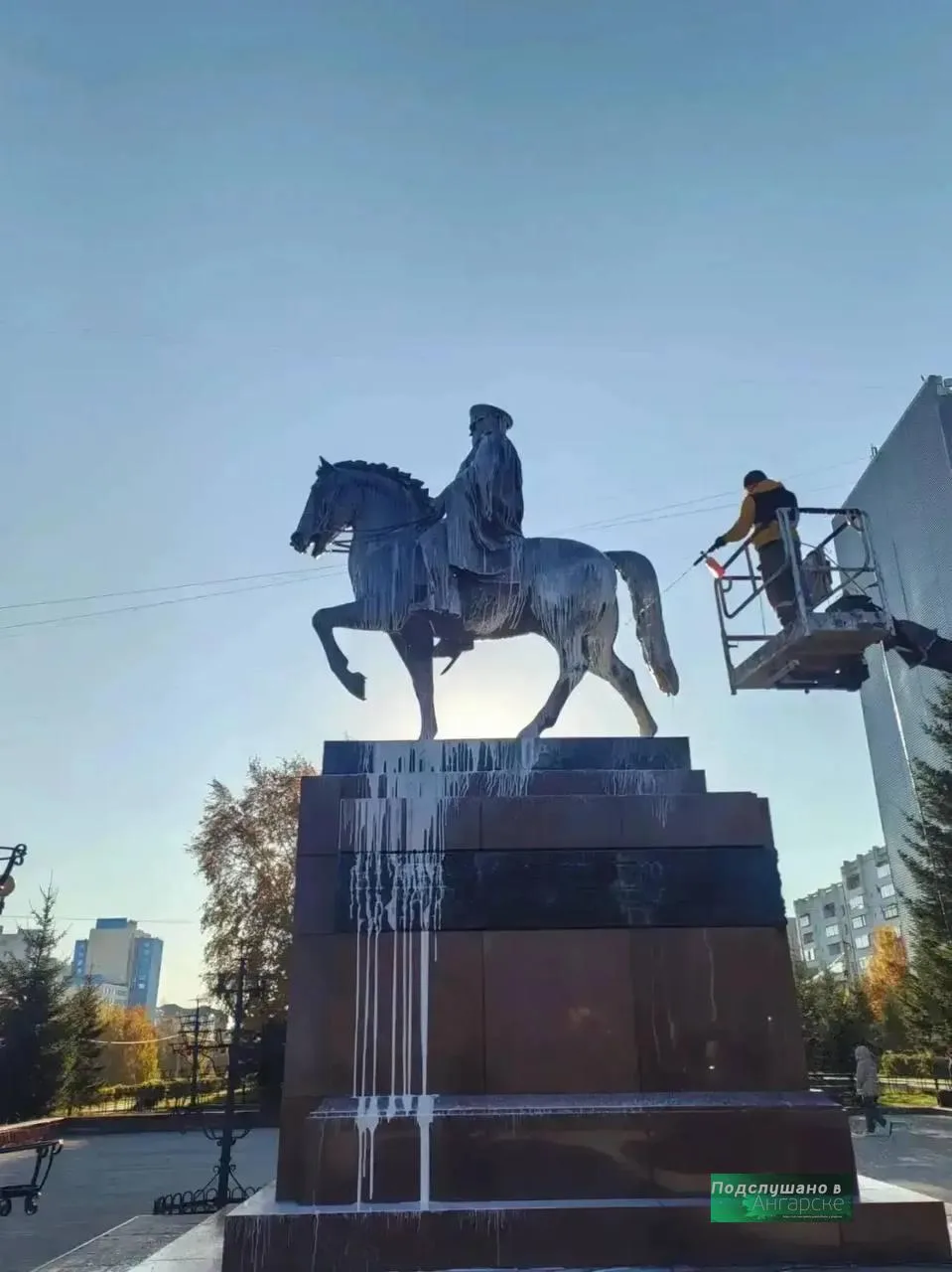 Памятникам в Иркутске устроили СПА перед зимой.
