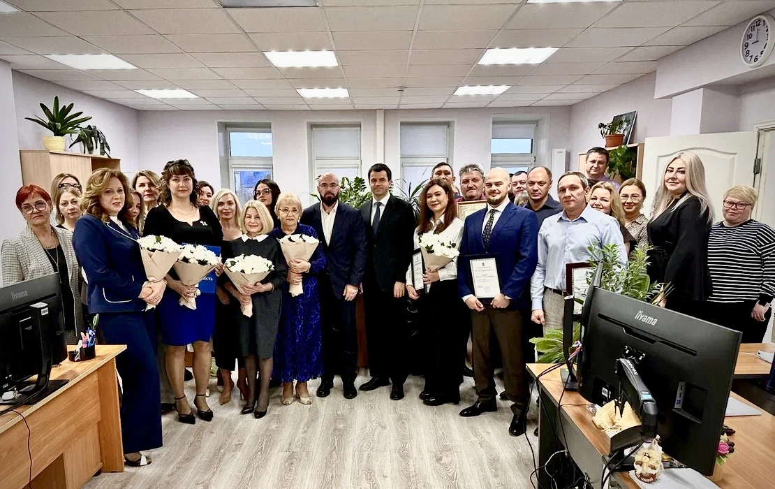🏅 Сотрудники Управления госэкспертизы Ямала получили награды в юбилейный год Дня строи...