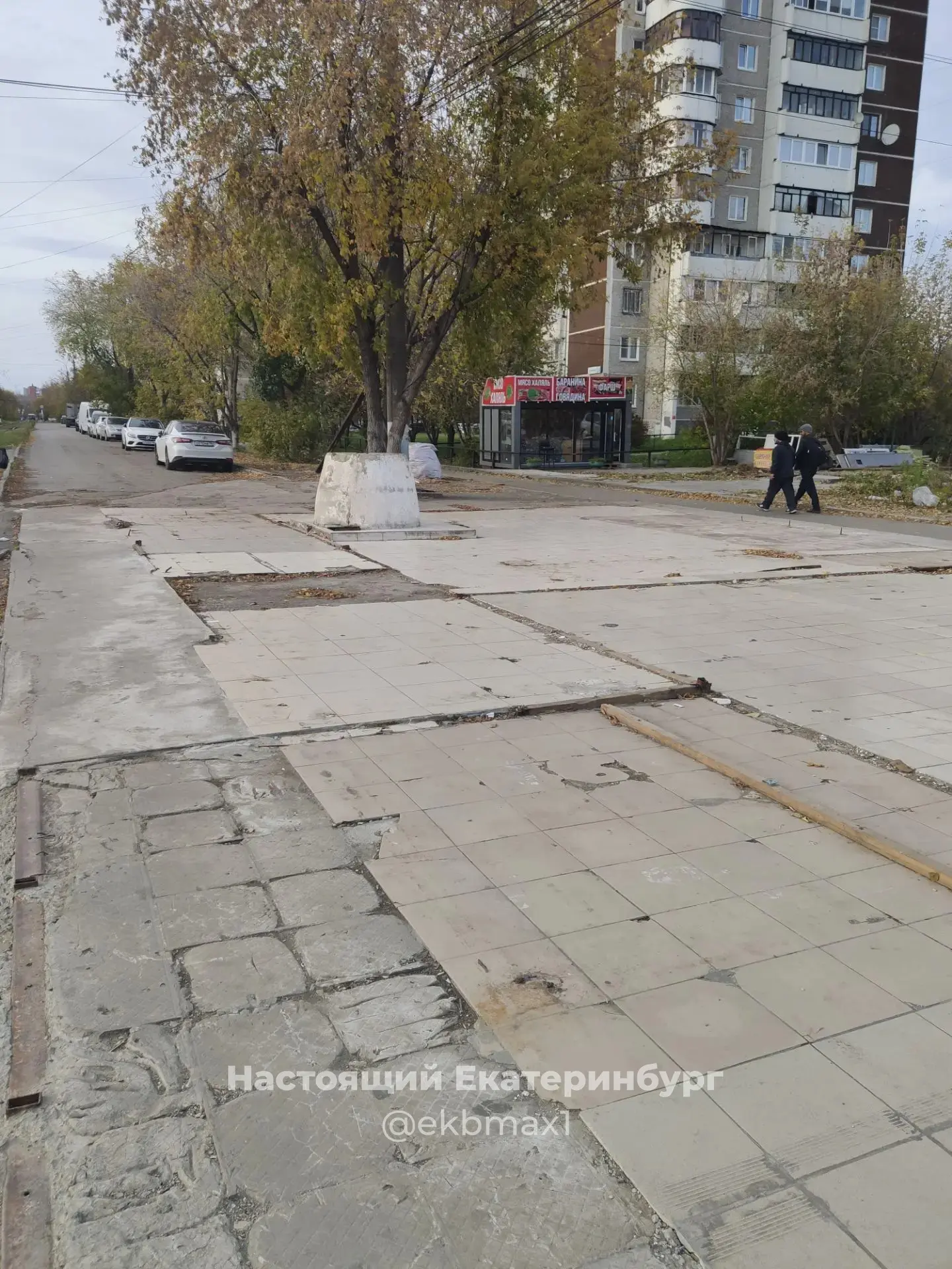 Почему не завершают демонтаж до конца? Хотелось  восстановления тротуара и газона  без ...