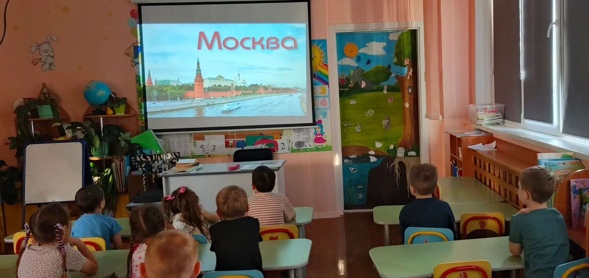 Сегодня в группе " Аленький цветочек " прошло занятие на тему " Россия- Москва ", на ко...