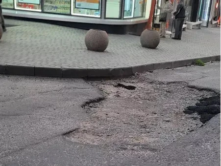 🚧 В Железнодорожном районе больше месяца не чинят асфальт после ремонта водопровода