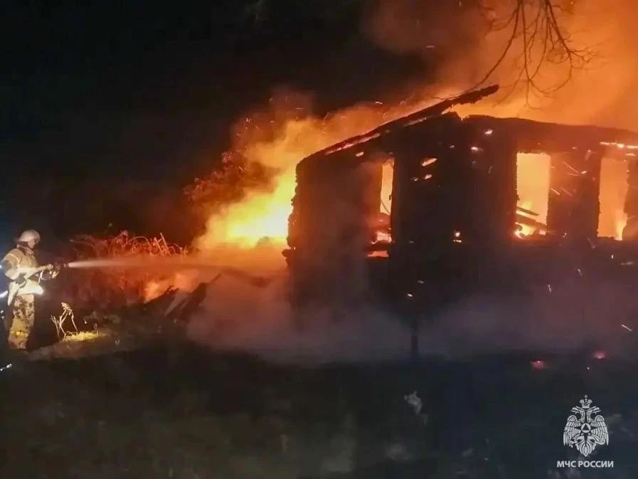 В Тверской области сгорел заброшенный дом
