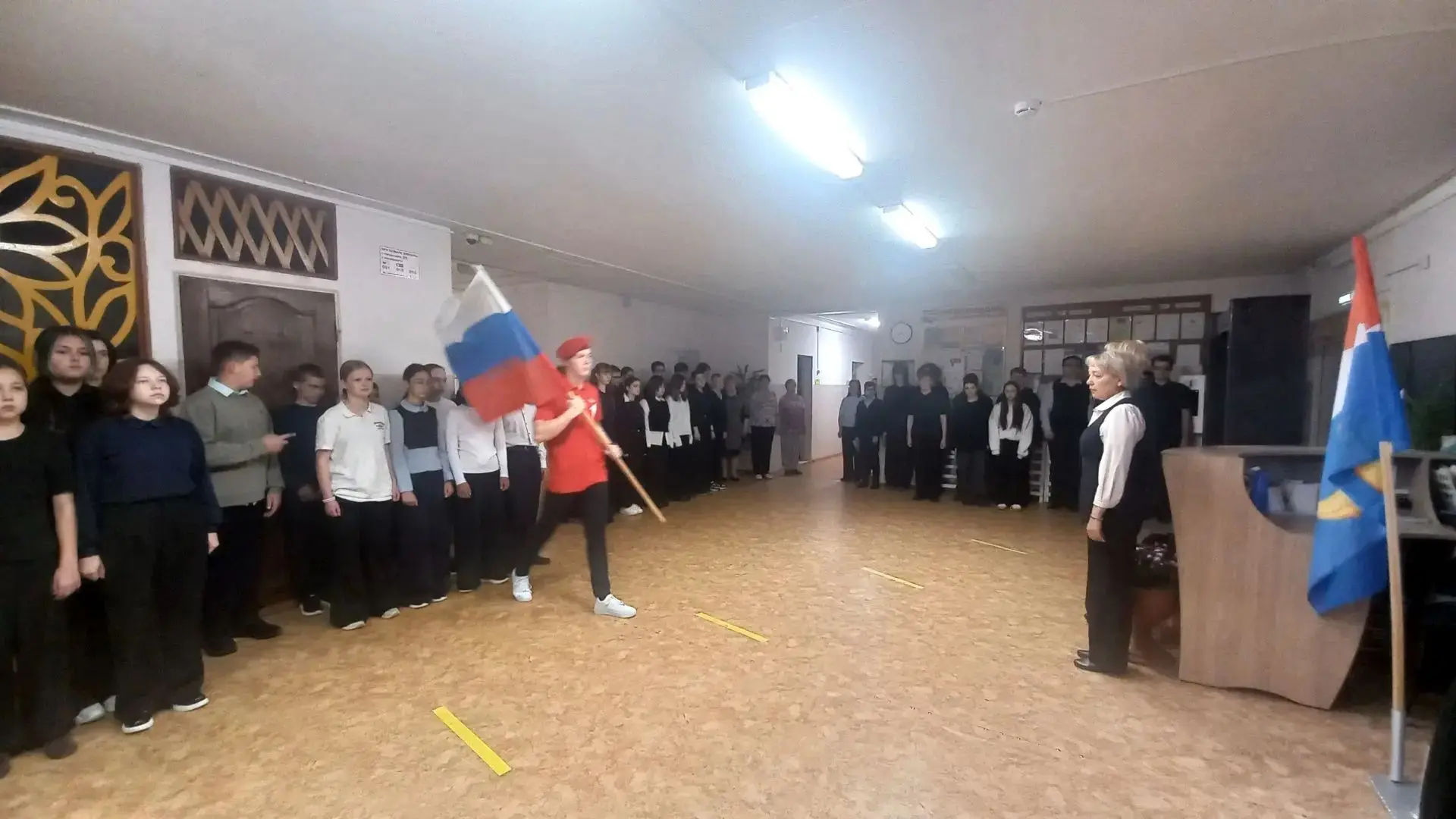 Новая неделя началась с флага, гимна и «Разговоров о важном»