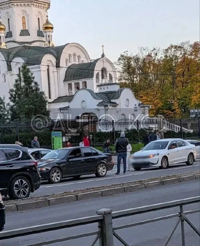На Невского чуть стукнулись, пробка уже собралась.
