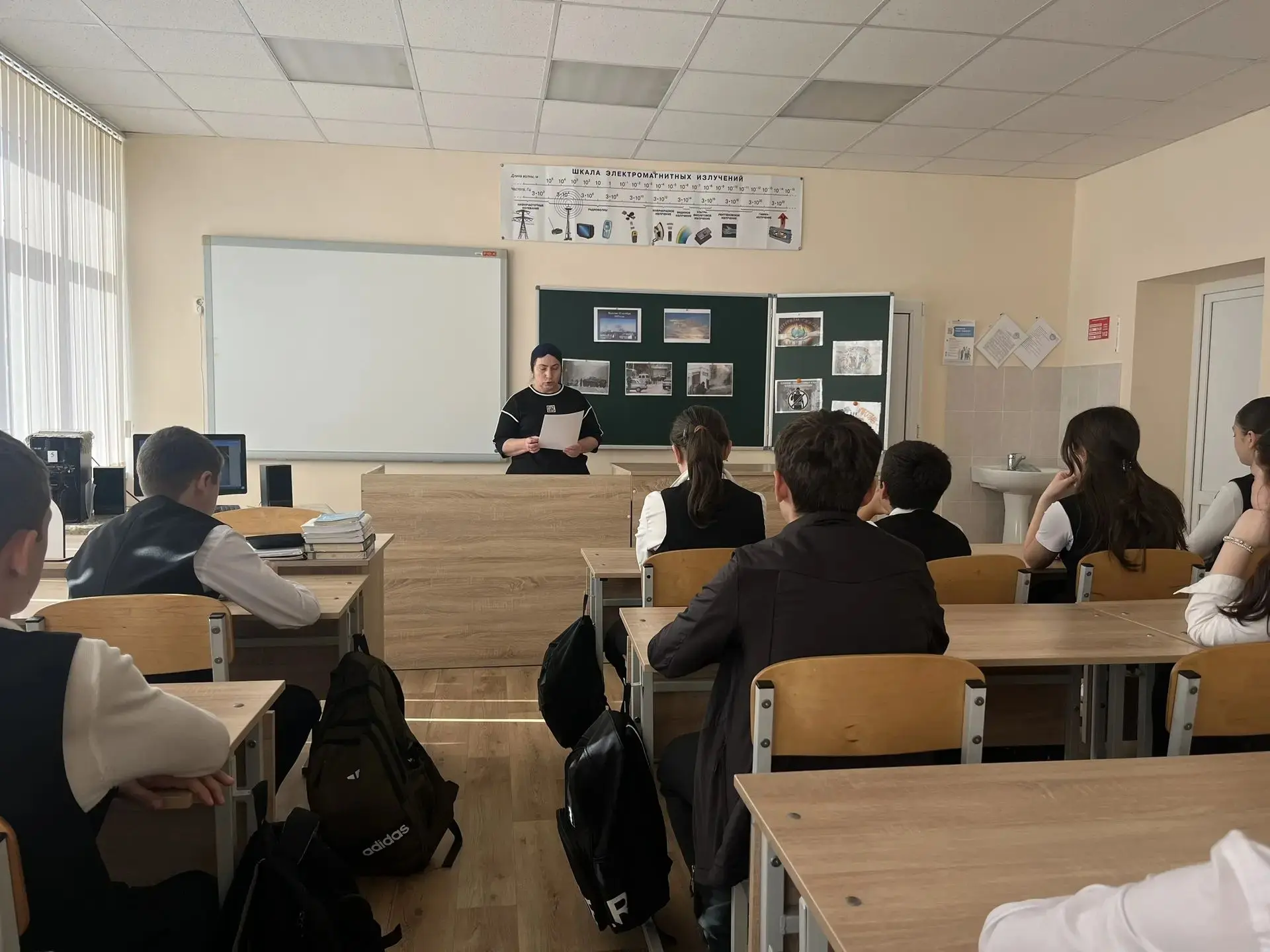 🕊️ Помним и чтим!  Сегодня, 13 октября, в 8"Б"  классе  прошел классный час, приурочен...