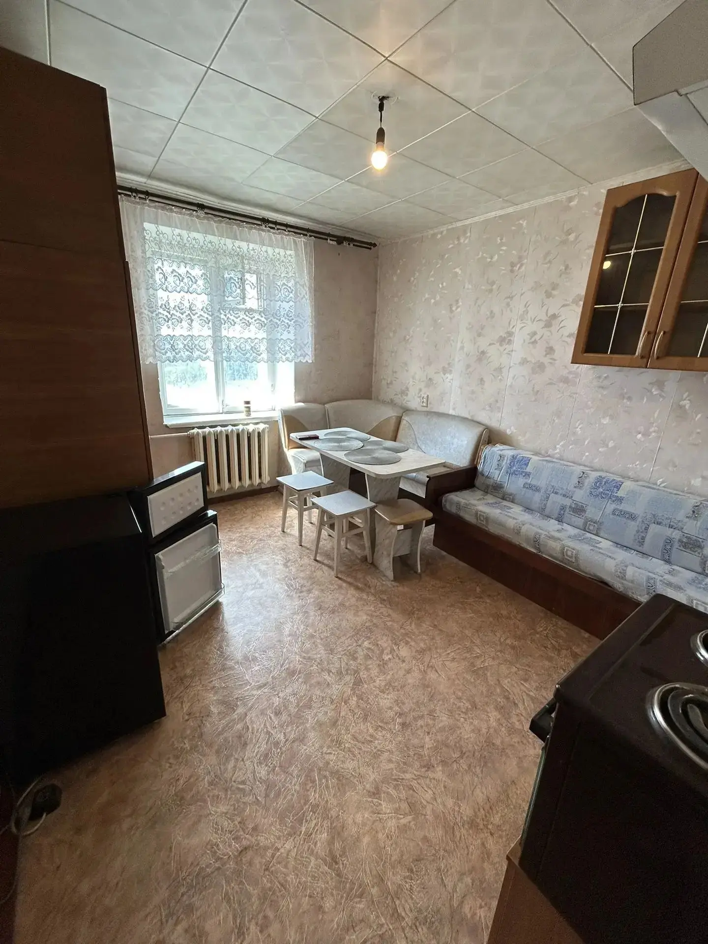 Сдаю 1 квартиру Б Петрова, 97б. Мебель, техника, можно студентам. 16000+ квитанция, зал...