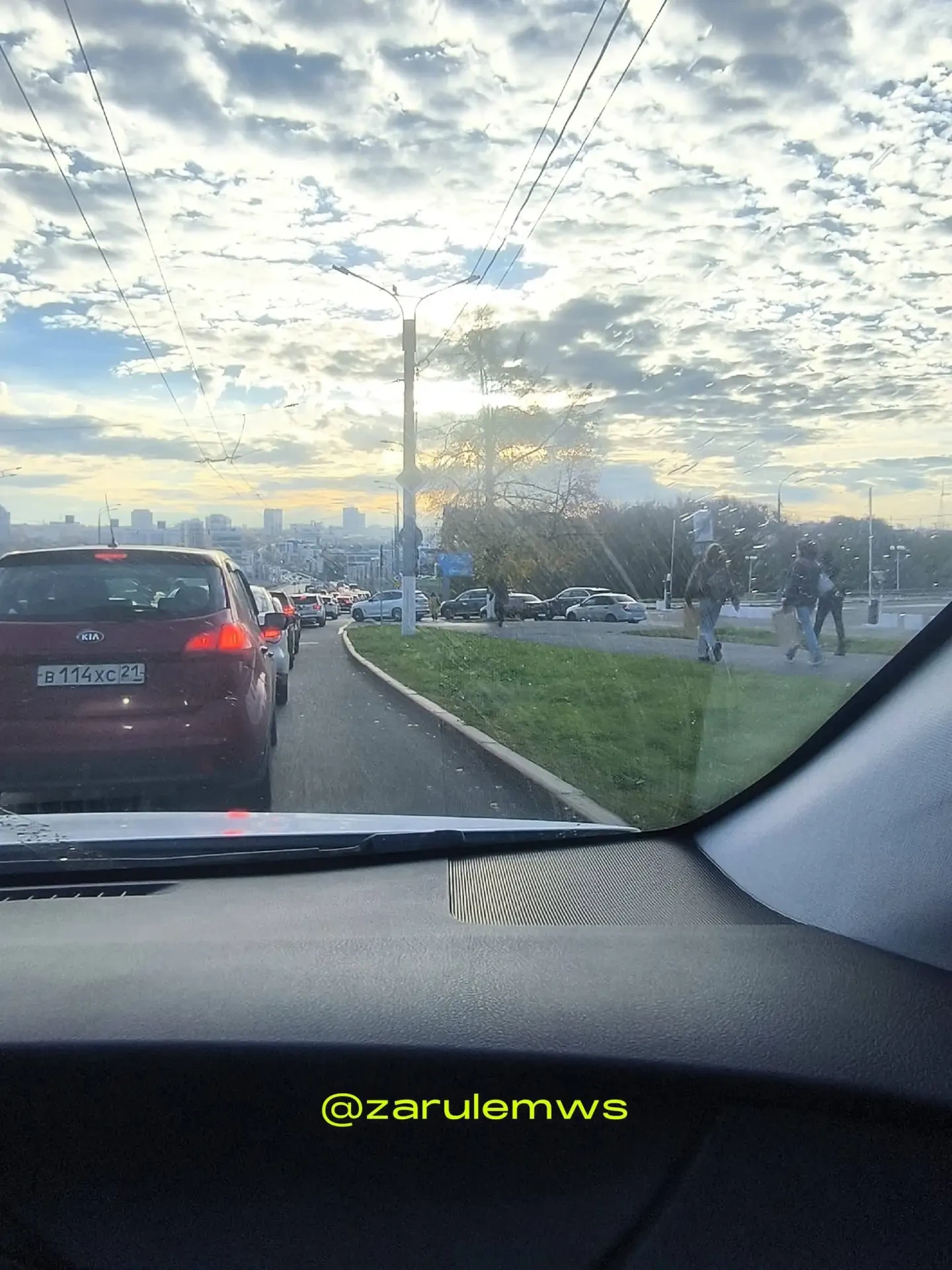 На Московском пробки множат сами водители
