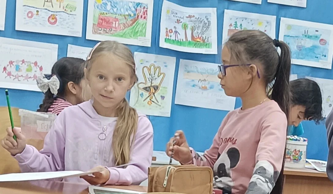 В изостудии «Мозаика рисунка» — творческая подготовка к конкурсу 🎨🇷🇺