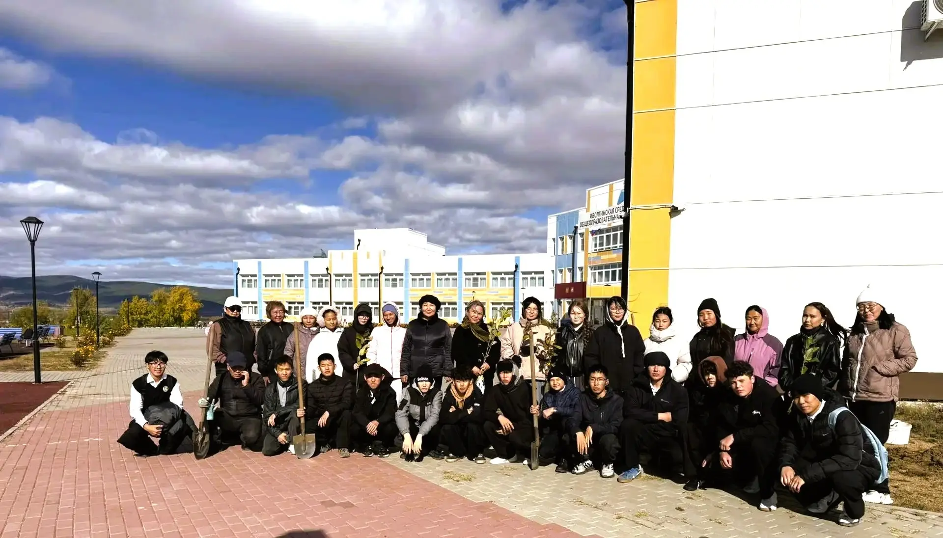 🌿 30 сентября на территории МАОУ ИСОШ №3 прошла третья по счёту высадка "Аллеи выпускн...