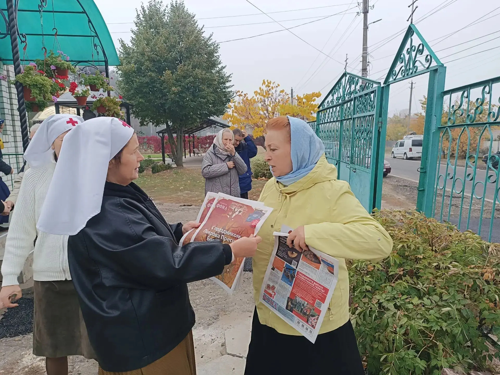В храме в честь святого Архистратига Михаила в посёлке городского типа Новоайдар сёстры...