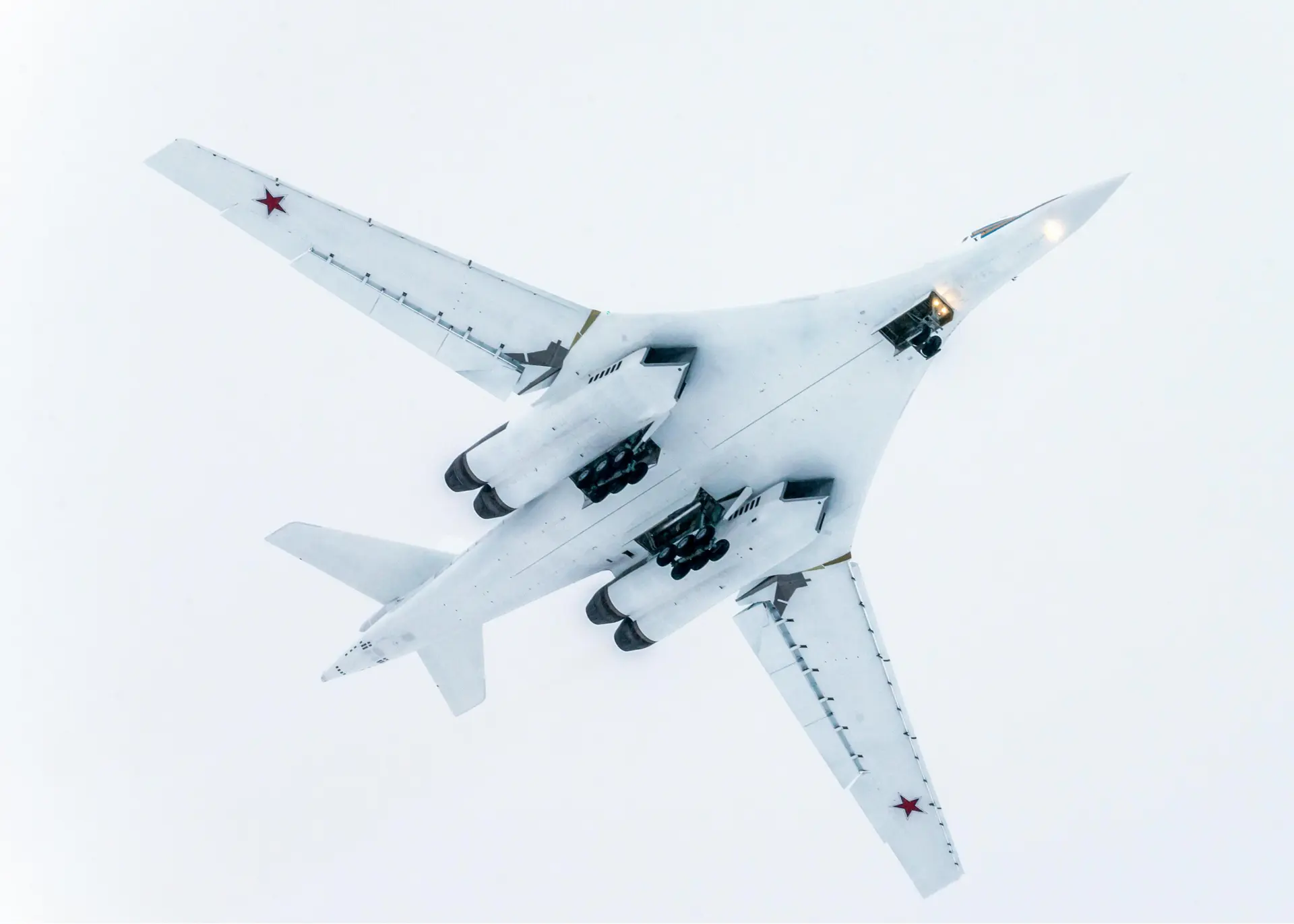 Стратегический ракетоносц Ту-160 новой сборки совершает испытательный полет. Он не моде...