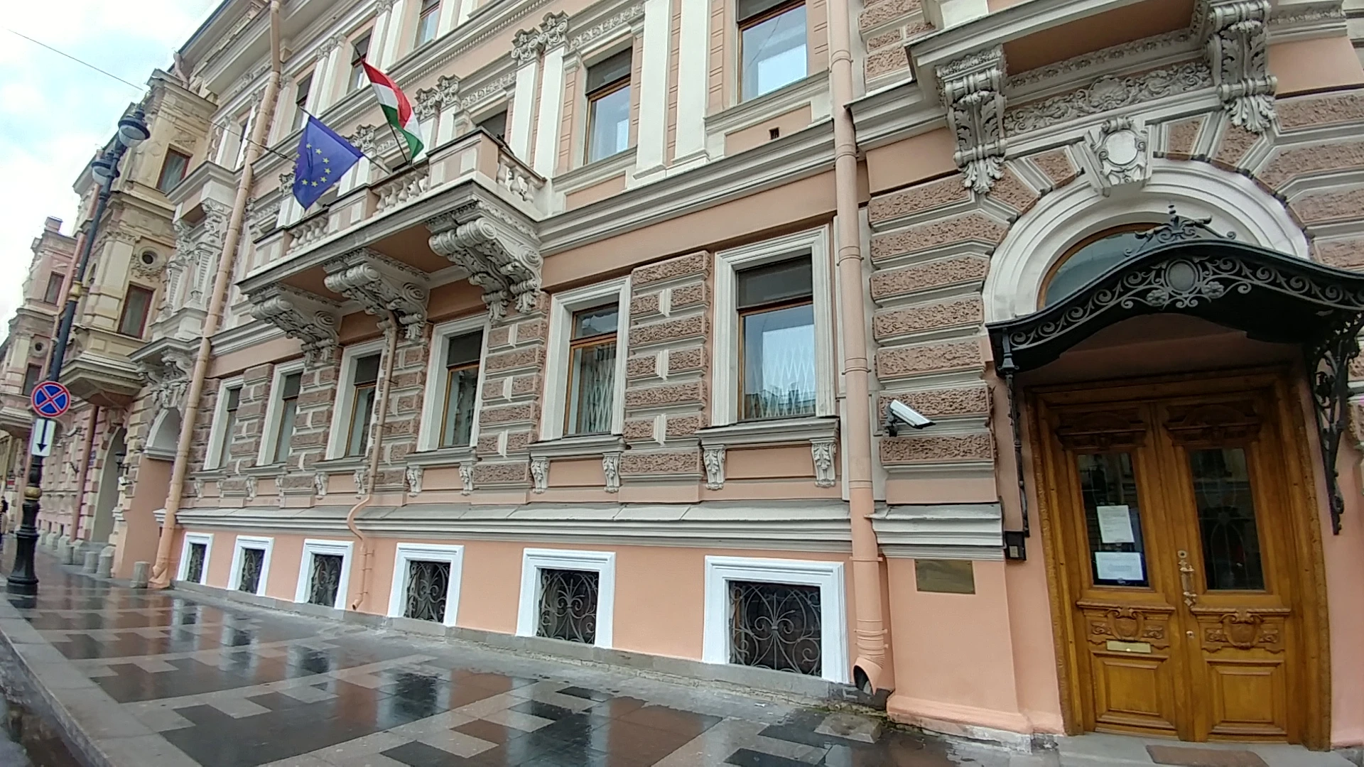 Россия высылает венгерских дипломатов – среди пакующих чемоданы есть и персонал генконс...