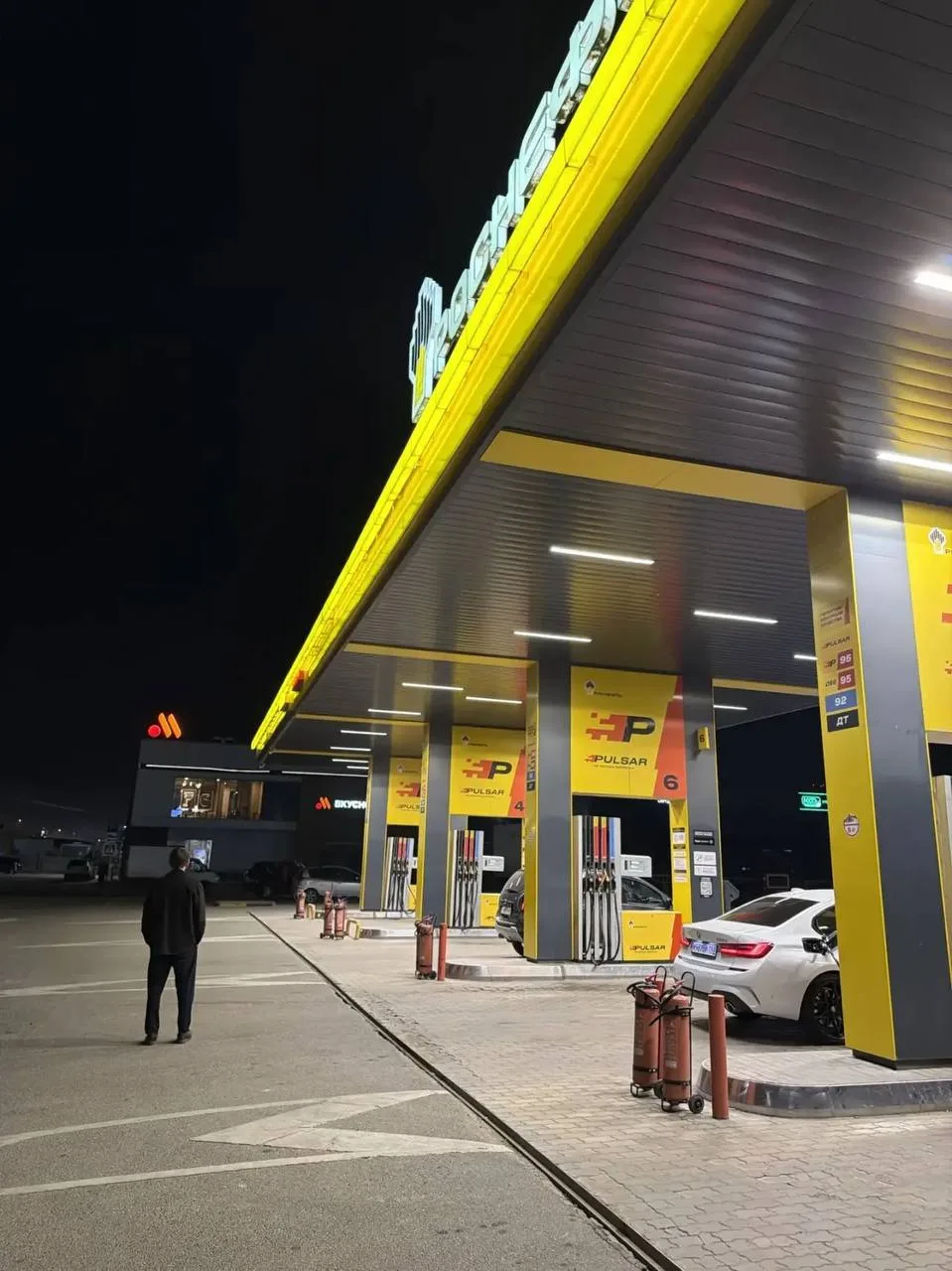 На «Роснефть», Ростовское шоссе/Автомобильная, есть 92-й бензин. Нет ни одной машины.