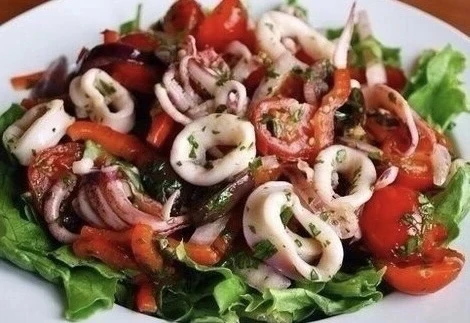 Cалат с кальмарами и oливĸами