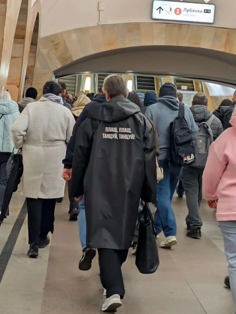 Вы отвлекаете, я снимаю с него плащ, договоримся потом...