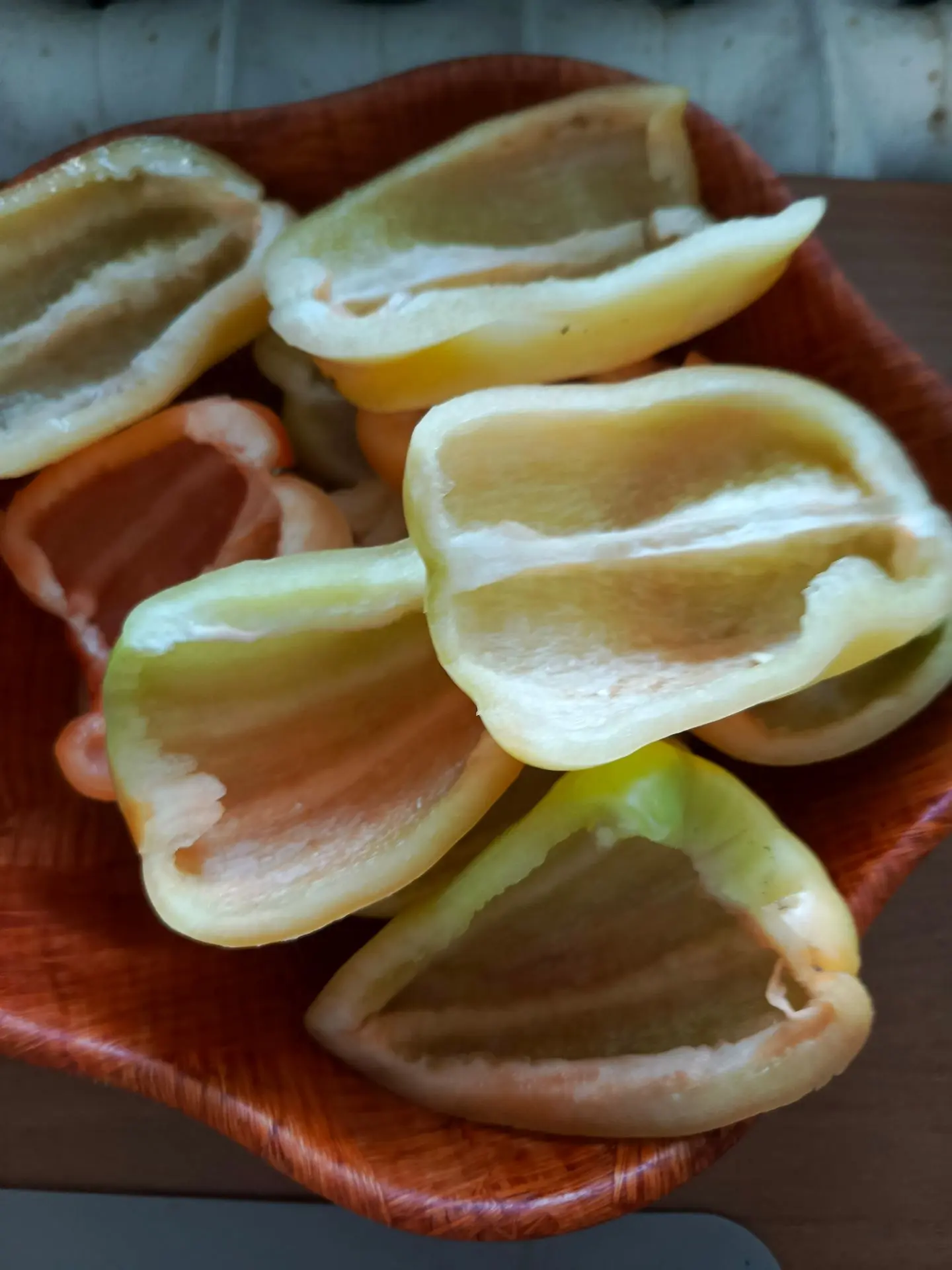 Приготовили сегодня вкусные перцы фаршированные, под сырной шапочкой.