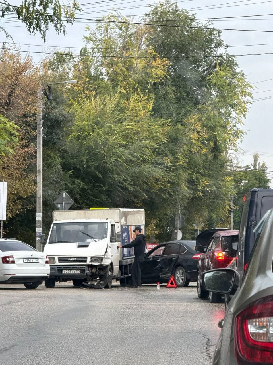В районе Горбатого моста в Симферополе произошло ДТП с грузовиком.