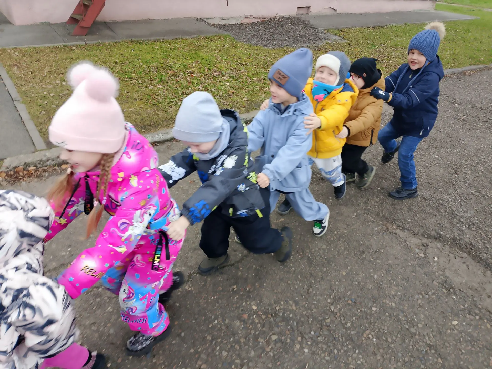 Хоть погода сегодня не радует ☁️🌧️, зато радует настроение наших пчёлок! 🐝💛