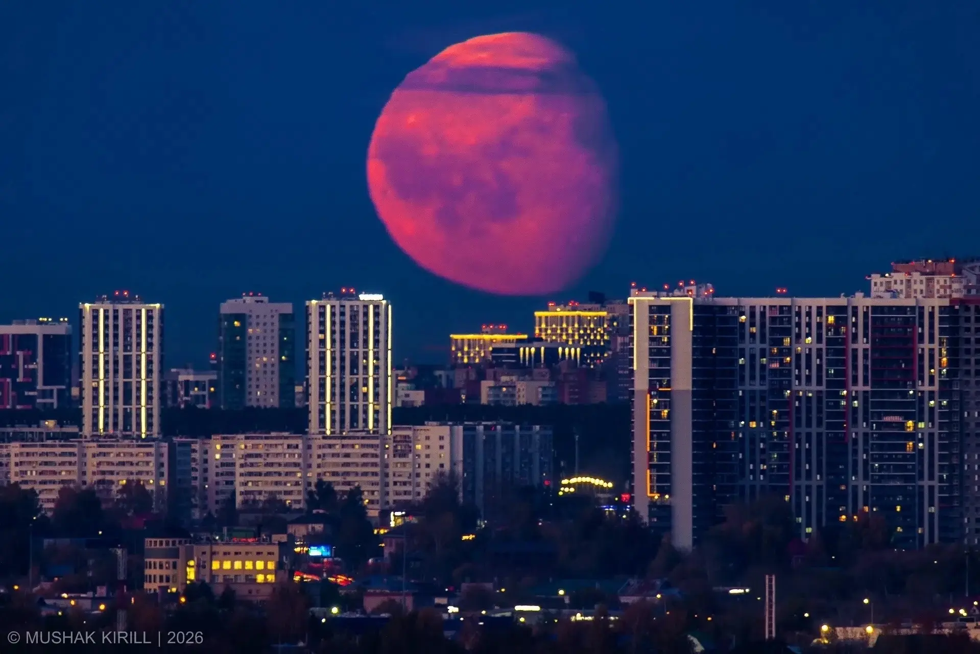 Лунная ночь над городом