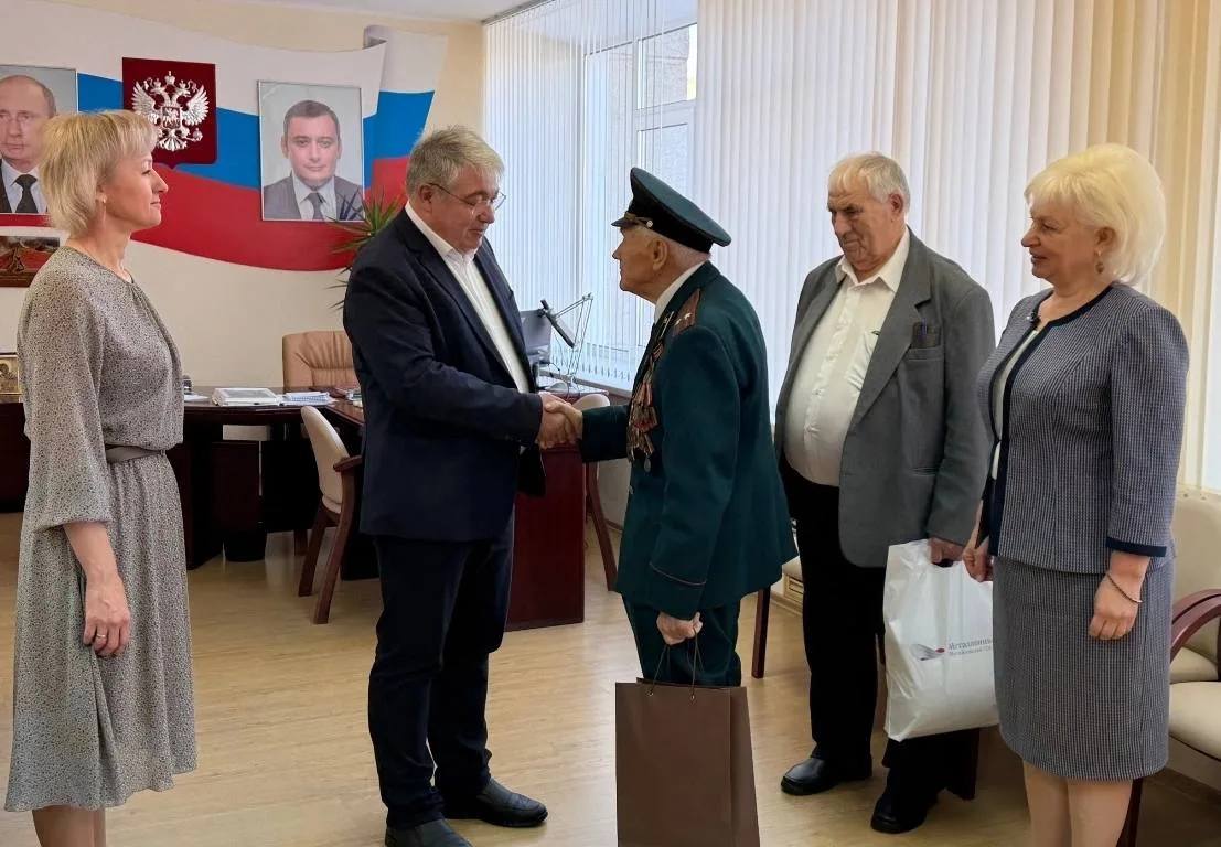 🎉 Мэр Железногорска Александр Михайлов поздравил с 90-летием Николая Ремизова