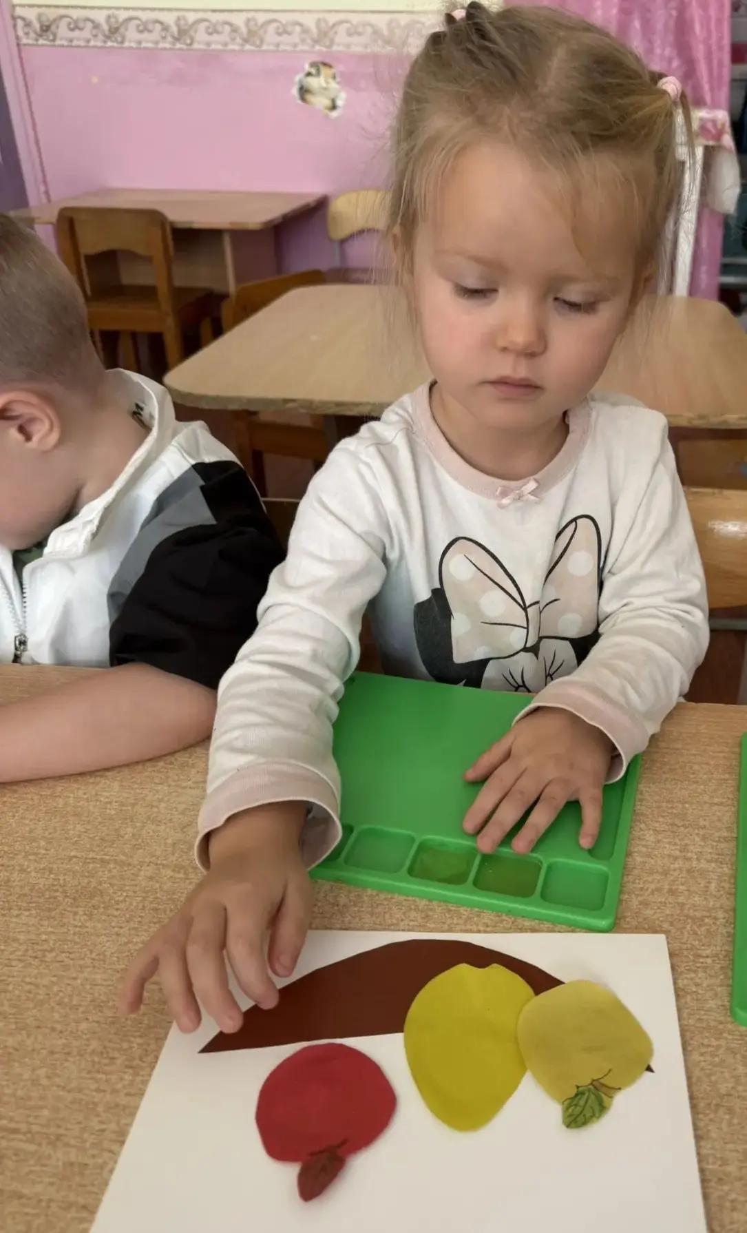 Ребята младшей группы «Одуванчики»сделали аппликацию "Фрукты в вазе"