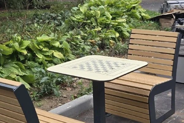 🌳 Во дворе на Олимпийской Деревне появились шахматные столы