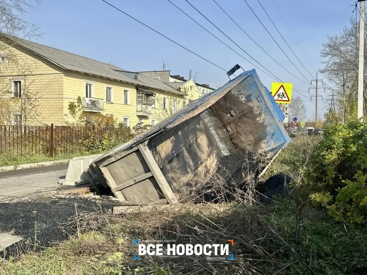Грузовик опрокинулся в Нижнем Тагиле из-за обрушения дороги