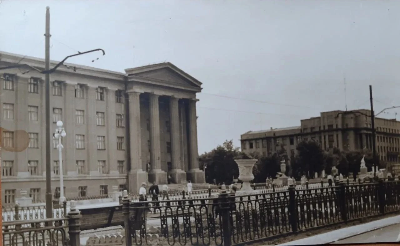 Пора завершать цикл фотоисторий, которые нам с вами подарил горловский коллекционер Вла...